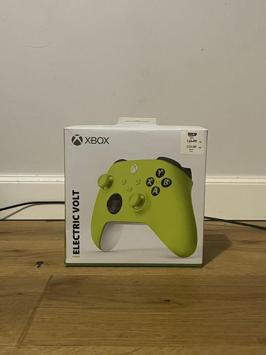 Xbox Series X 1TB + контролер, 1 игра и Слушалки