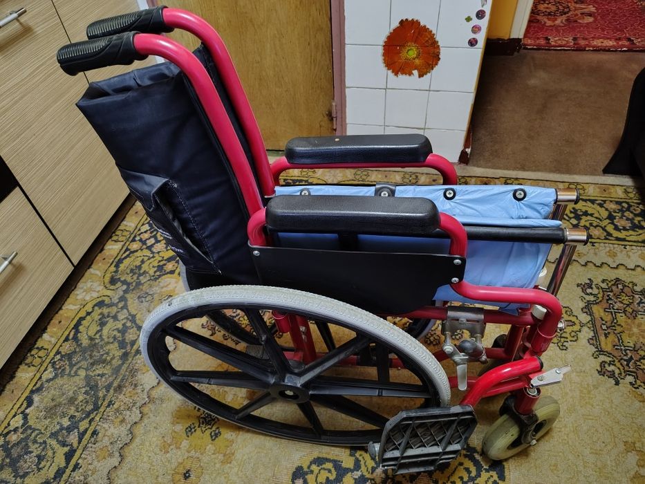 Scaun cu rotile pliabil