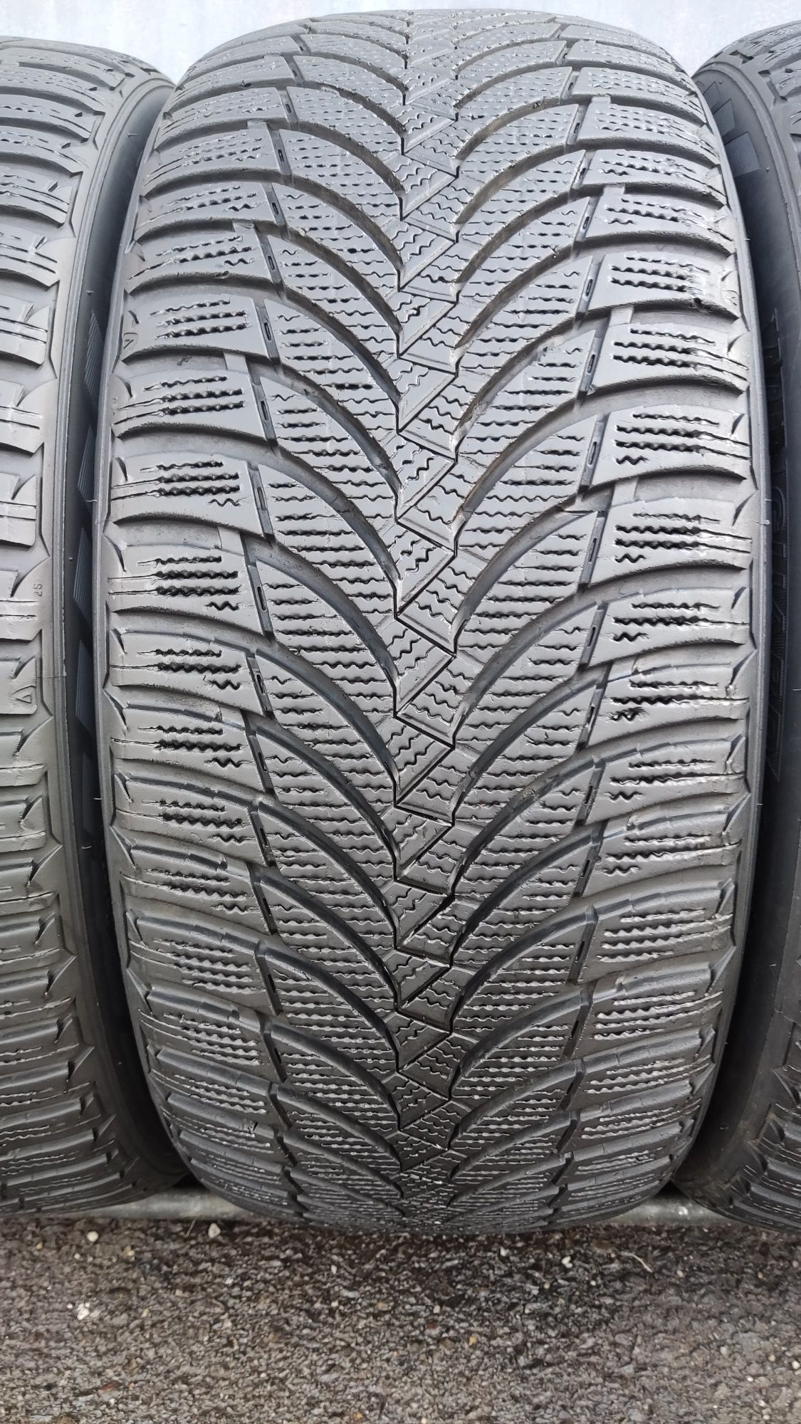 4бр. зимни гуми 225/50/17 Nexen Winguard 
dot22
8.26mm
Добро състояние