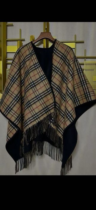 Poncho Burberry model 2026-iarnă