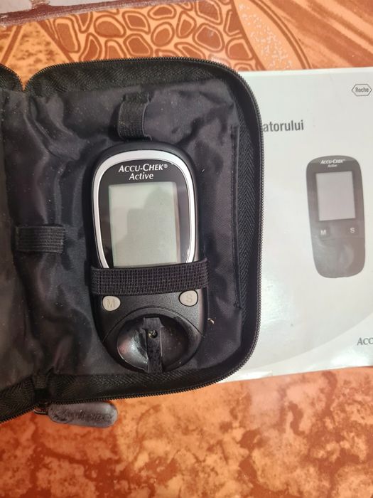 Vând glucometru-sistem de monitorizare glicemie