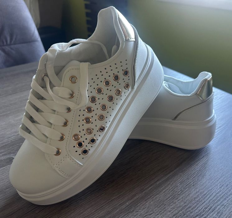 Маратонки с капси