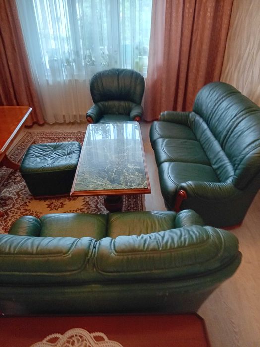 Canapele pele naturală + masă din lemn masiv combinat cu granit .