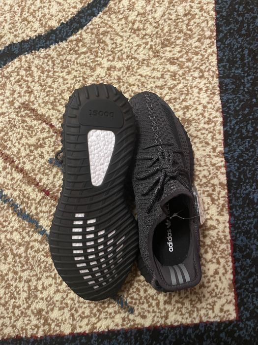 Yeezy 350 negri.