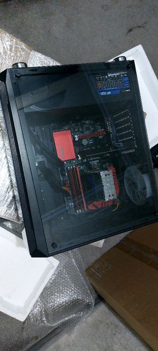 Компиютер янги ишлатилмаган йиғилган турибди.