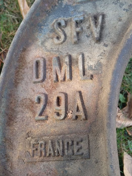 Продавам антикварна Френска ръчна настолна бормашина с менгеме