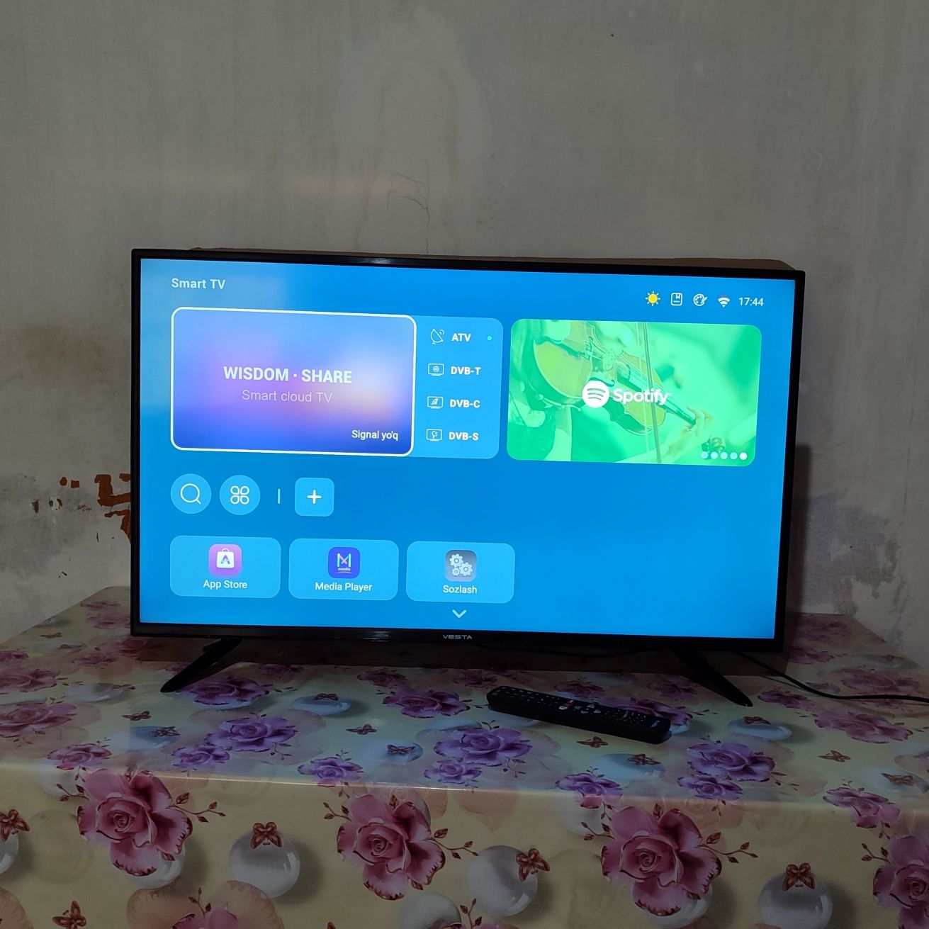Vesta 43" Full HD Smart TV  Juda yaxshi holatda