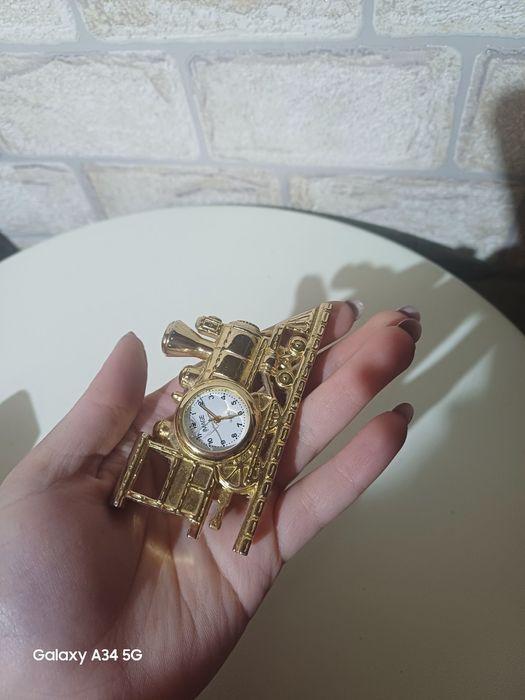 Метален часовник влак