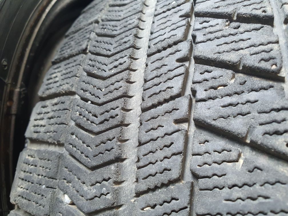 Vând set de jante şi cauciucuri de iarna 195/60 R15  4×100