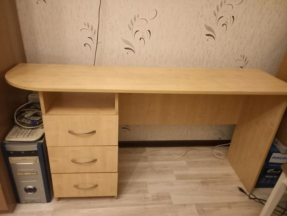 Стол письменный  , удобный