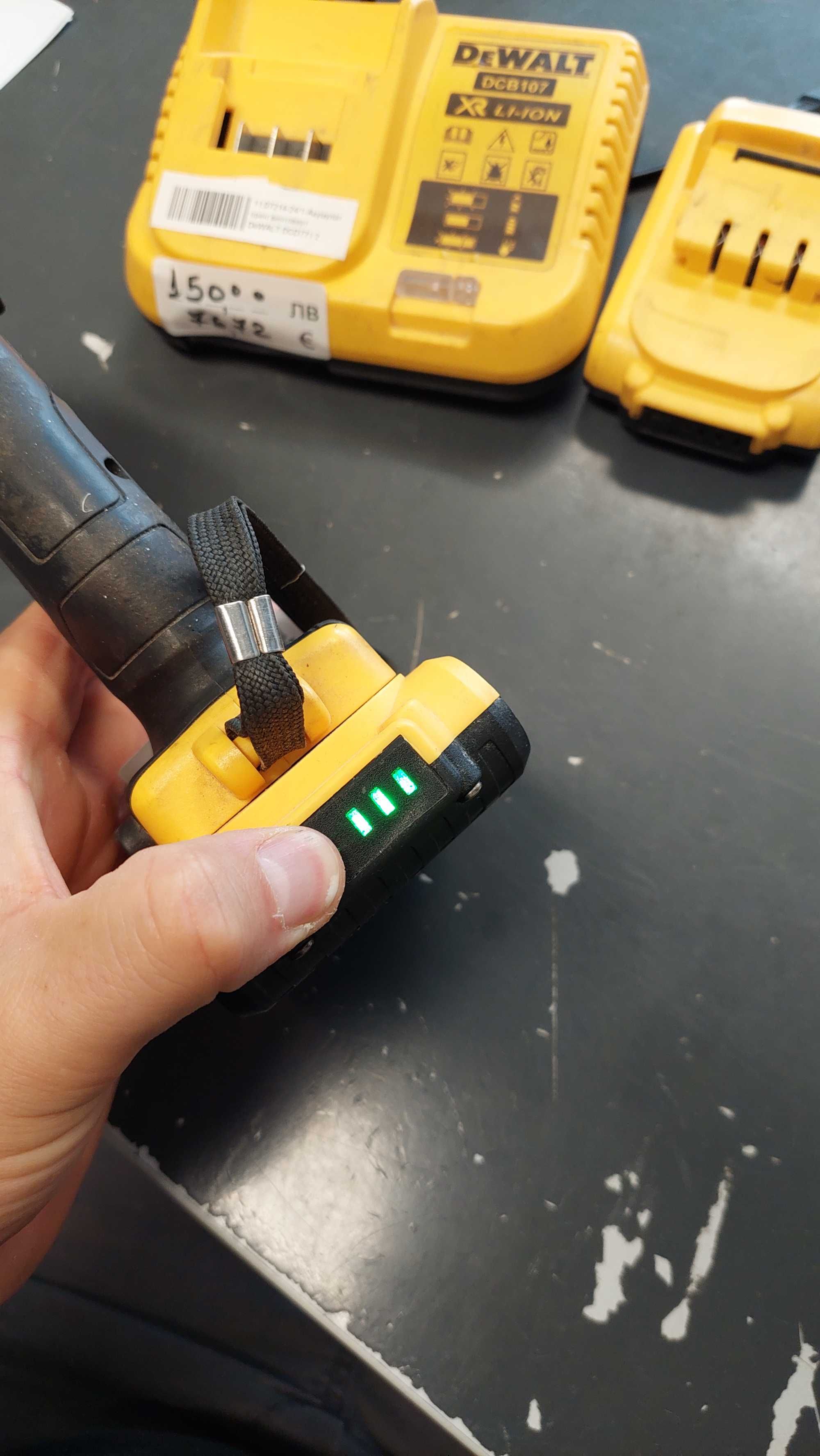 Винтоверт DEWALT DCD771 + 2 Батерии