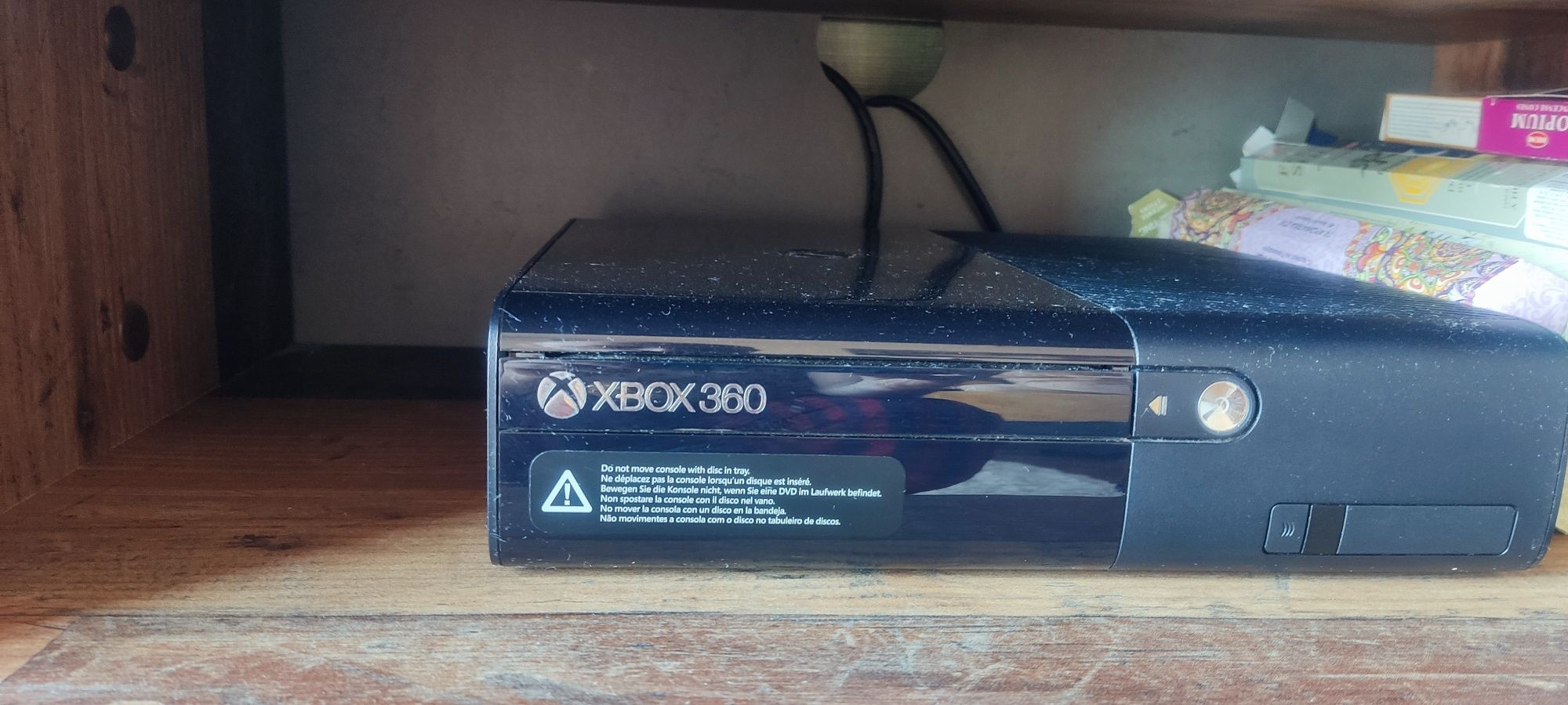 Xbox 360 + 2 controllere