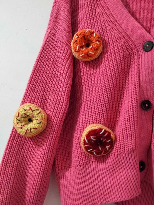 Cardigan roz tricotat cu gogosi 3D crosetate