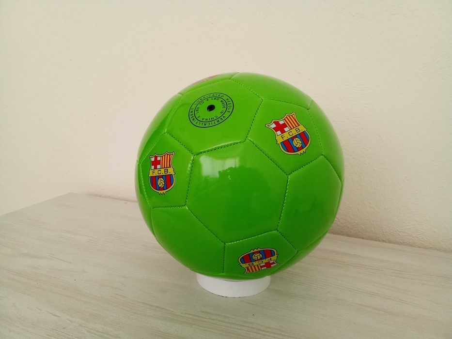 Кожена футболна топка с лого на Барселона !!!