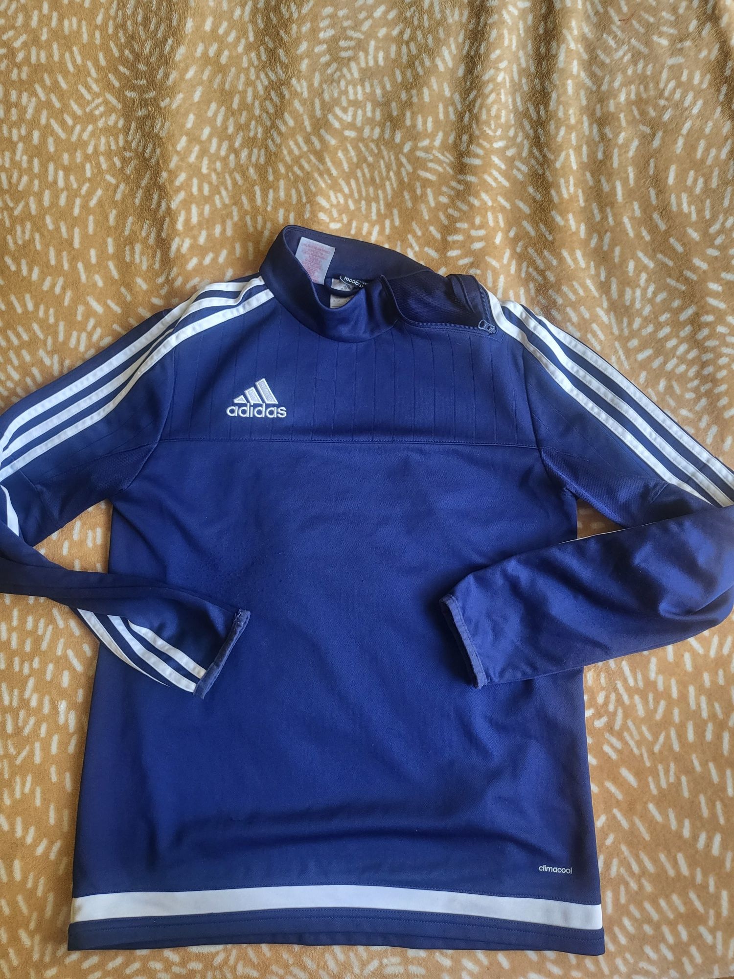 Спортна блуза Adidas. 13 лв