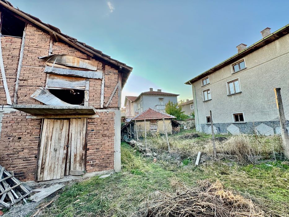 Продава се масивна къща в с. Бъта, общ. Панагюрище, обл. Пазарджик