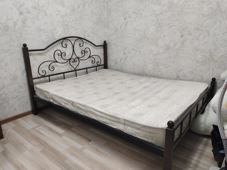 Диван и кровать металическая 200*180
