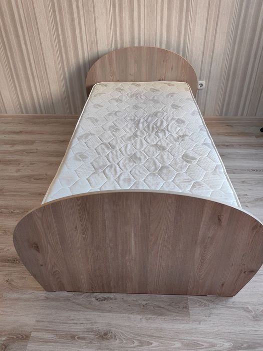 Продам кровать 2*90 с матрасом