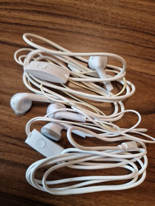 Căști Samsung, originale, mufa jack., 2 seturi, 30 lei setul.
