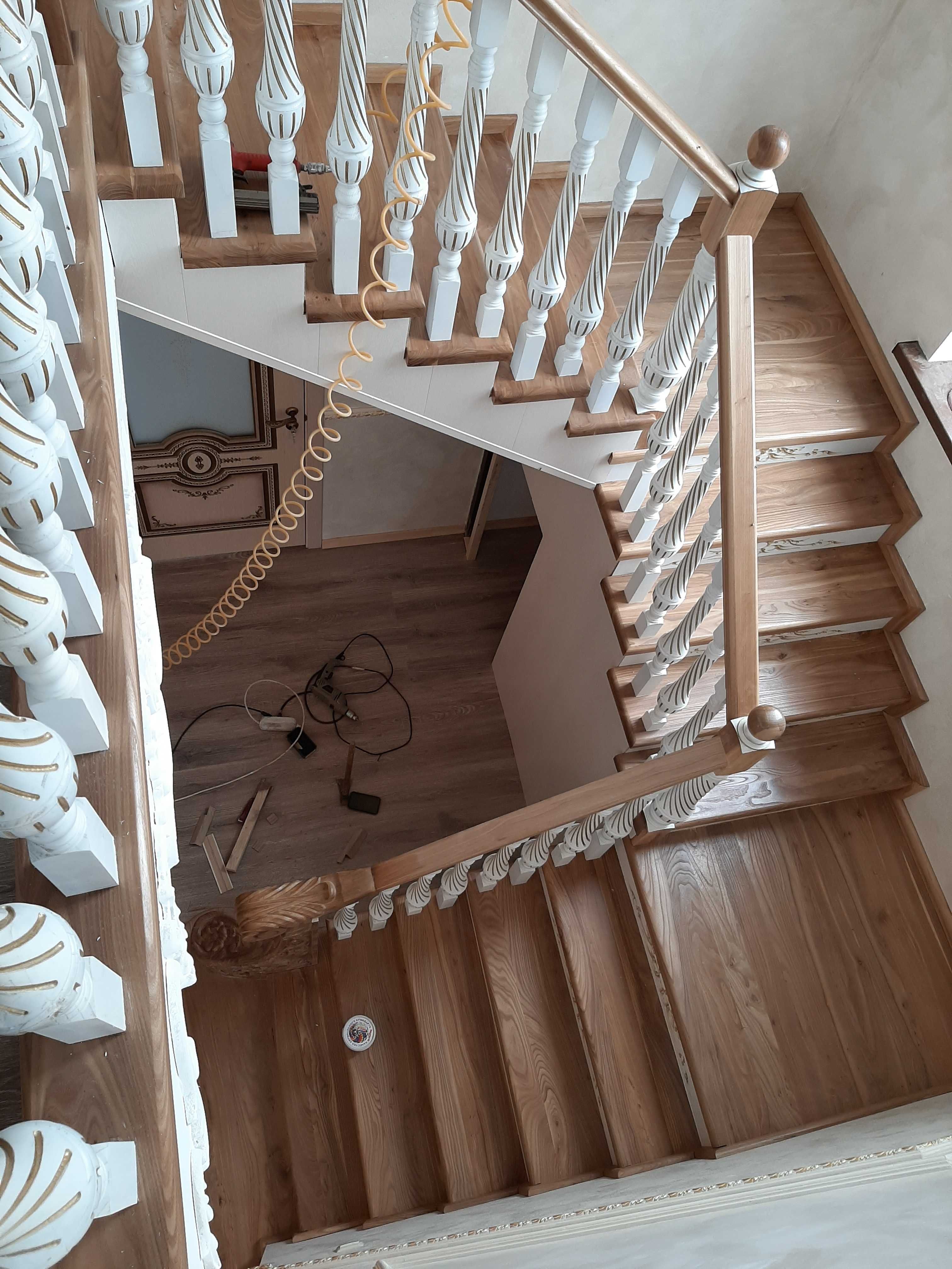 Установка лестницы на заказ из ценных пород древесины,каркас из металл