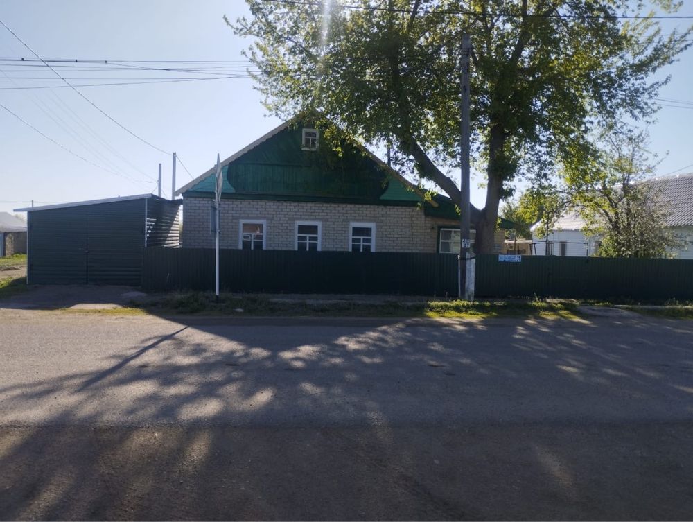 Дом продается. Имеются два гаража,есть два сарая,сеновал.