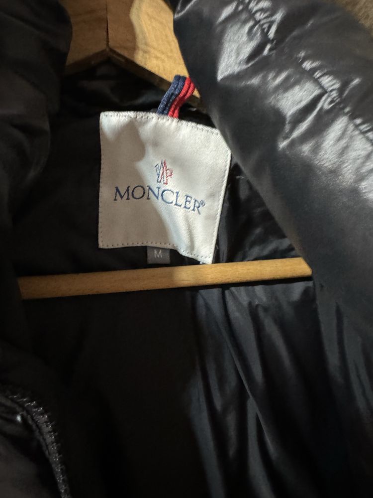 Яке Moncler.