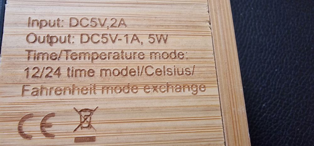 Ceas desteptator din bambus cu 3 alarme si incarcare wireless