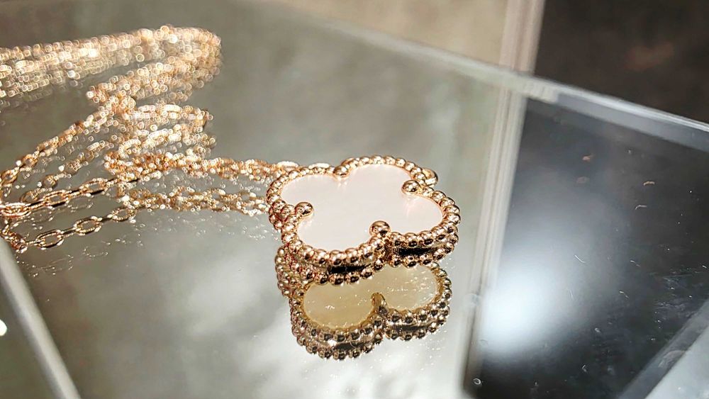 Van Cleef & Arpels VCA Rose Mother Pearl Alhambra 1 Motif Дамско Колие