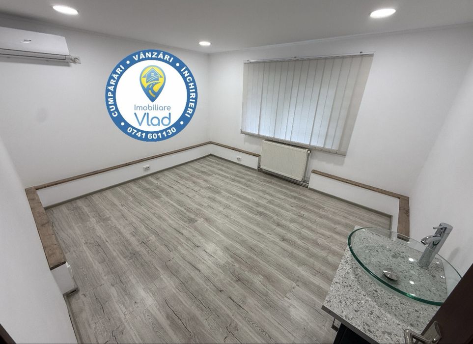 Ofer spre închiriere Spatiu Comercial la intrare in Micro 17