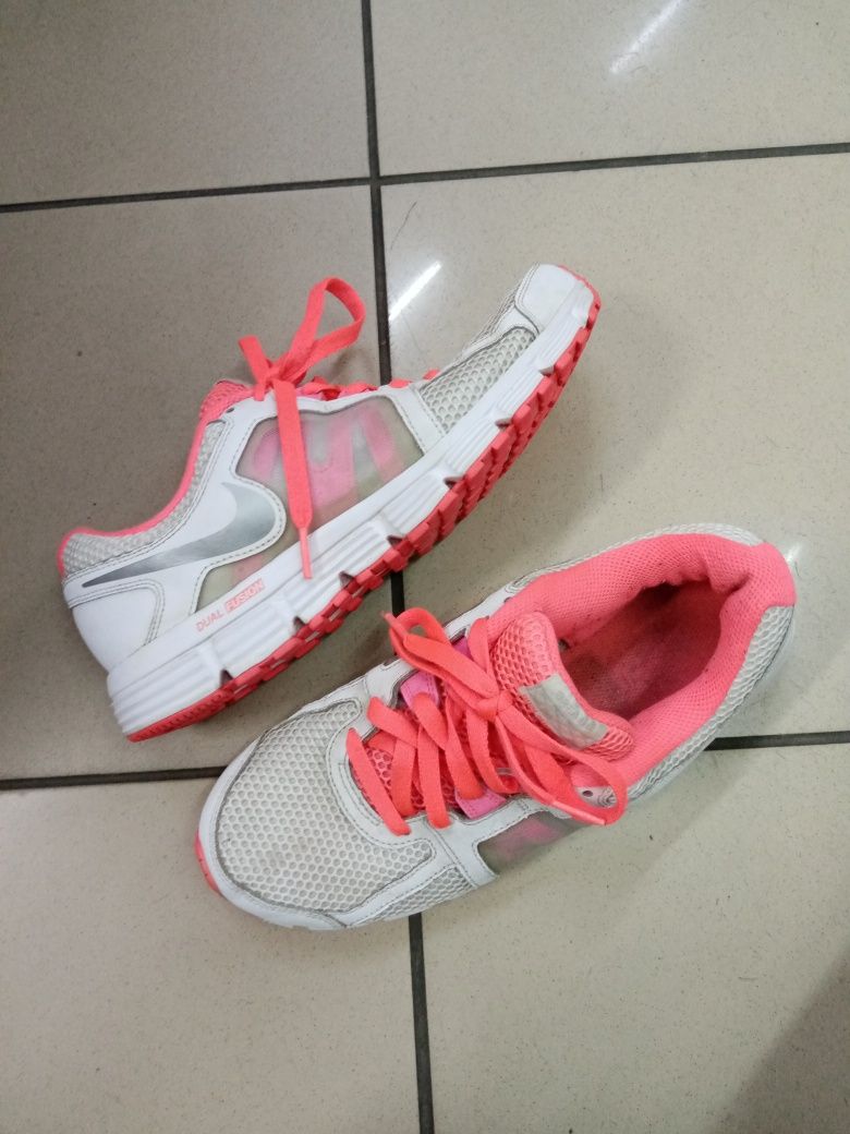 Nike Women Dual Fusion