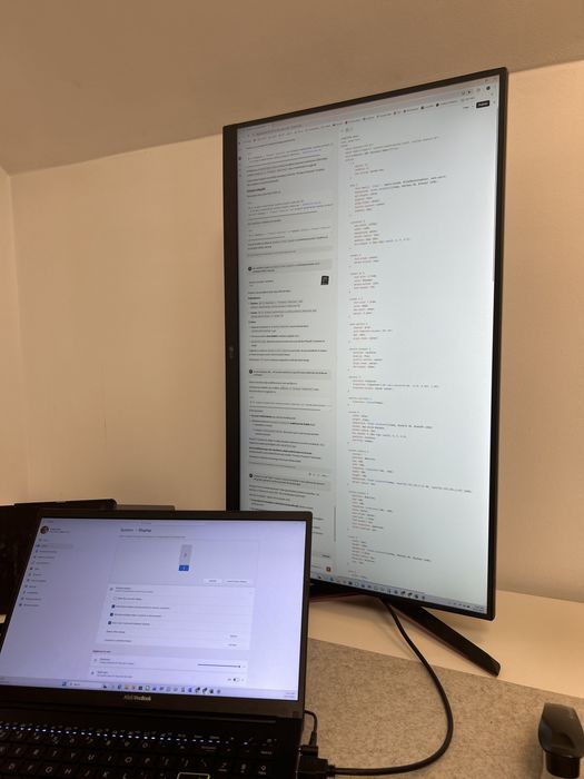 Monitor LG 32” QHD + brat de birou