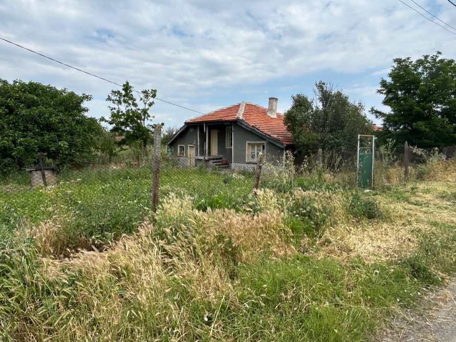 Продава се къща в с.Любенова Махала