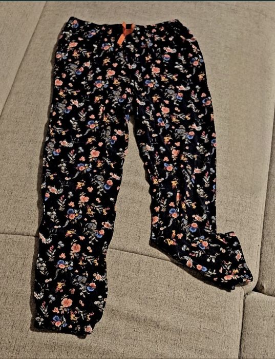 • Vând lot 5 pantaloni, mărimea 134, vârstă 7-8 ani •