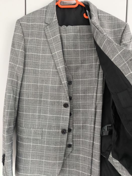 Costum gri in carouri
