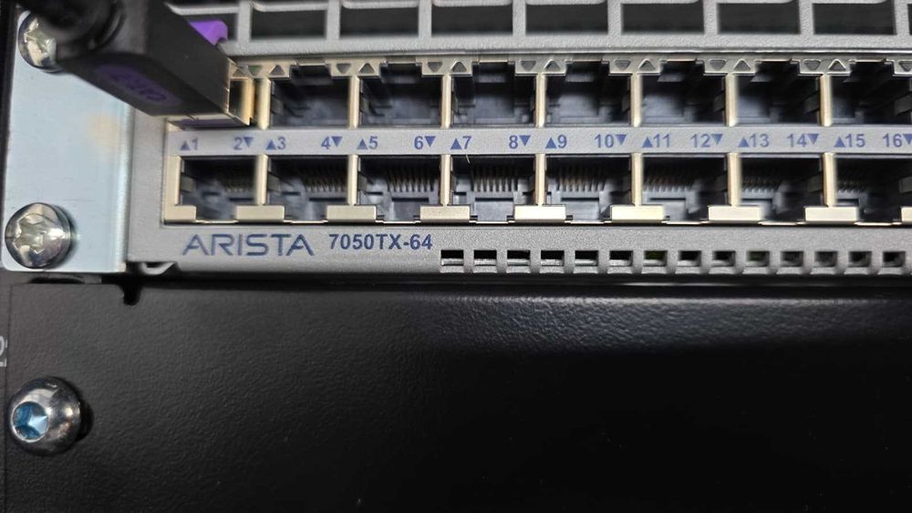 3 buc Switch Arista 7050TX-64 – 64x10G + 4x40G QSFP+