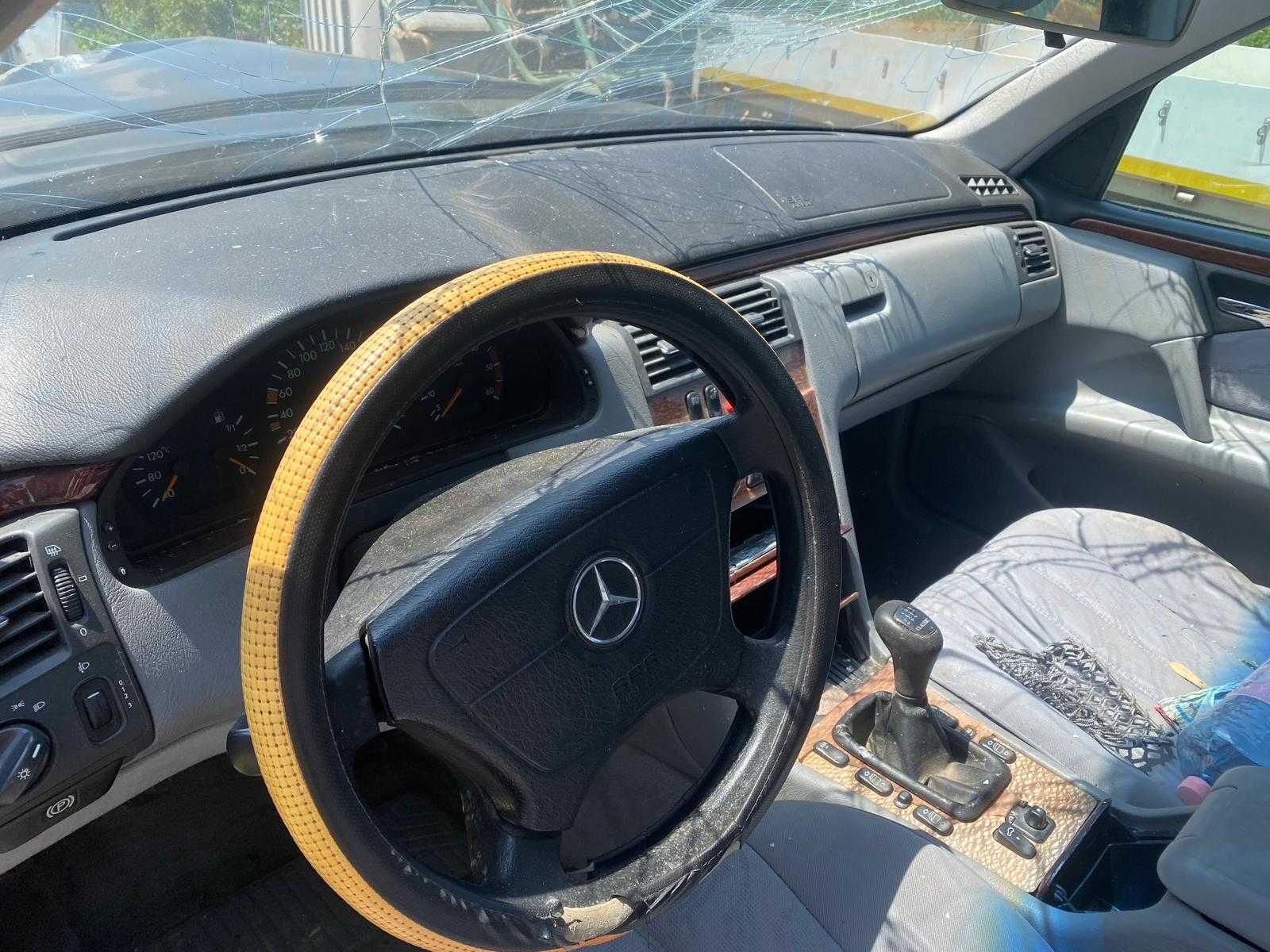 vand mercedes E Klasse avariat, pt motor si alte piese
