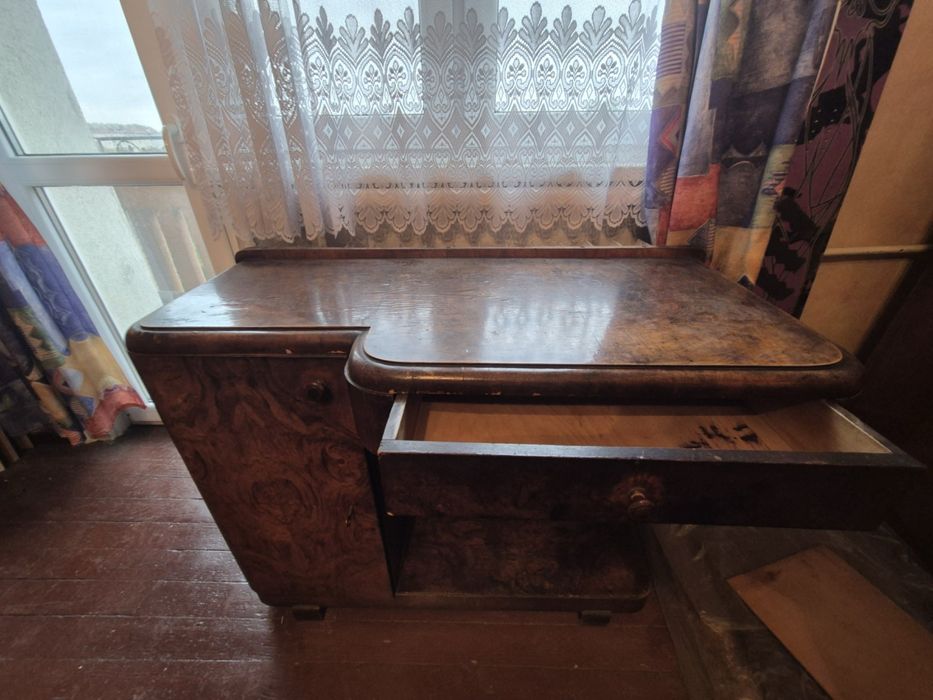 Мебели от дърво-гардероби, секции, бюро и маса