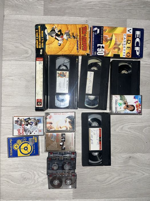 Продам кассеты, музыкальные и фильмы