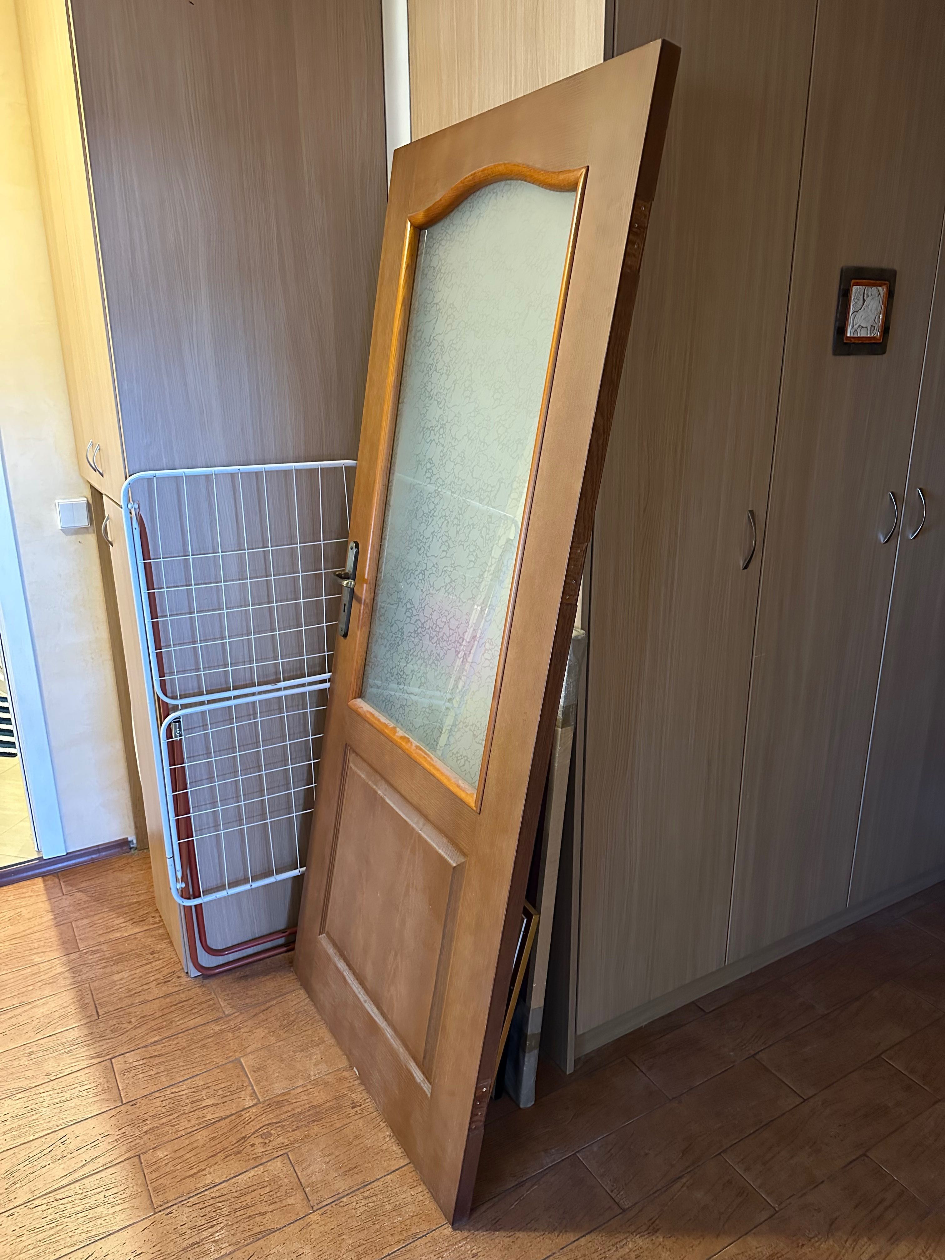 Интериорна дървена врата с прозорче