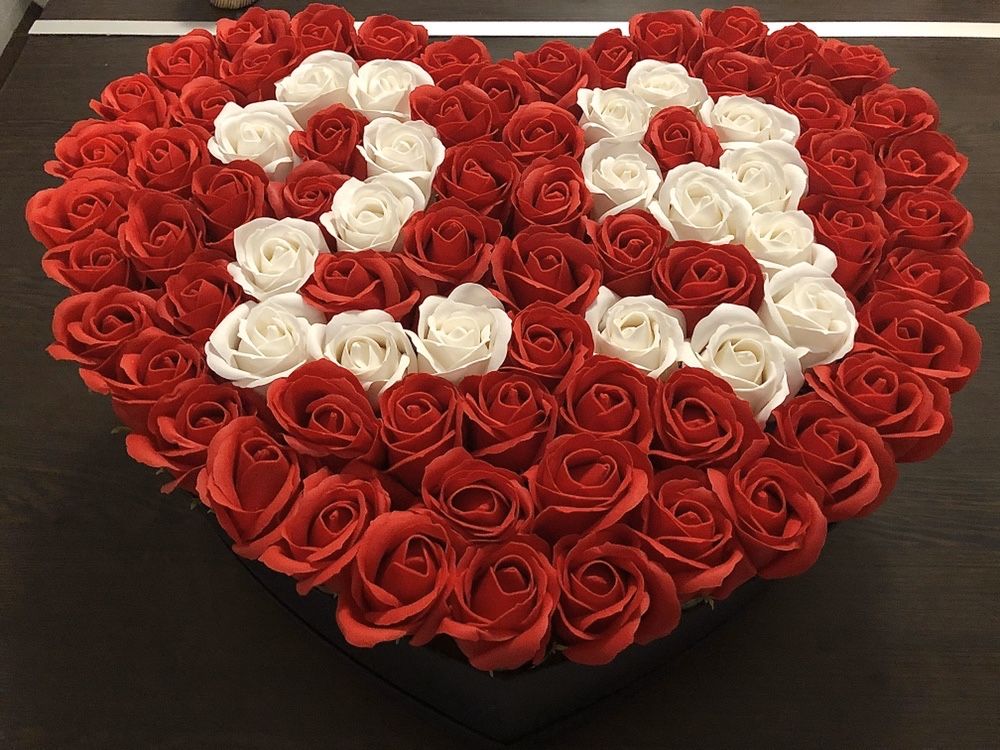 Cutie in forma de inima cu varsta din trandafiri de sapun la comanda