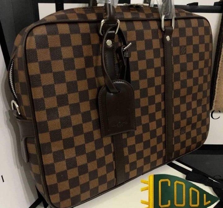 Geanta laptop unisex Louis Vuitton, curea detașabilă, saculet, etichet