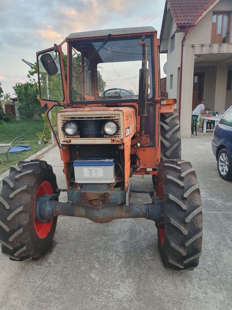 Tractor universal 530