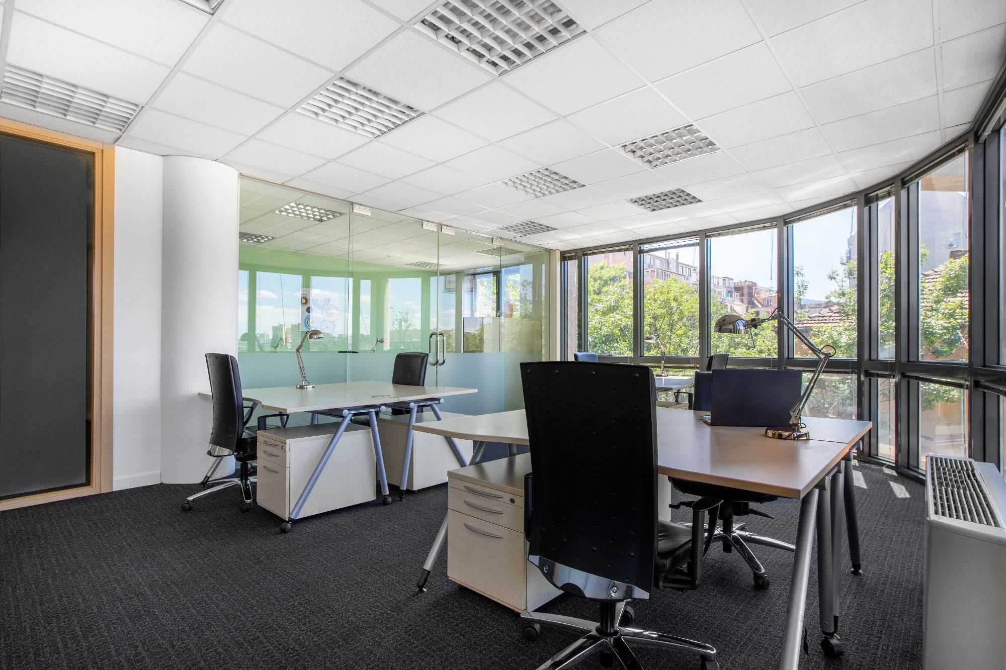 Самостоятелно офис пространство за 5 души в Regus City West
