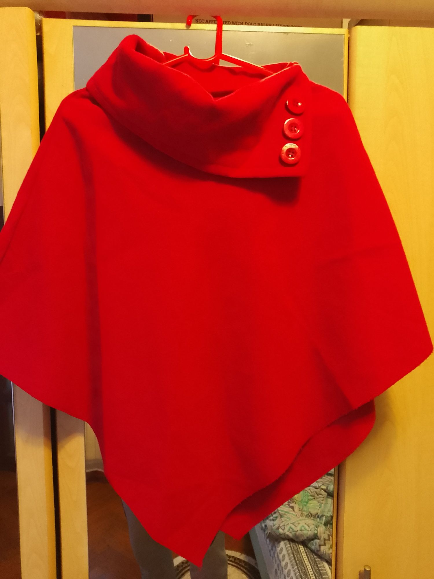 Vând Bolero rosu din stofa - Made in Italy, cu nasturi la guler,modern