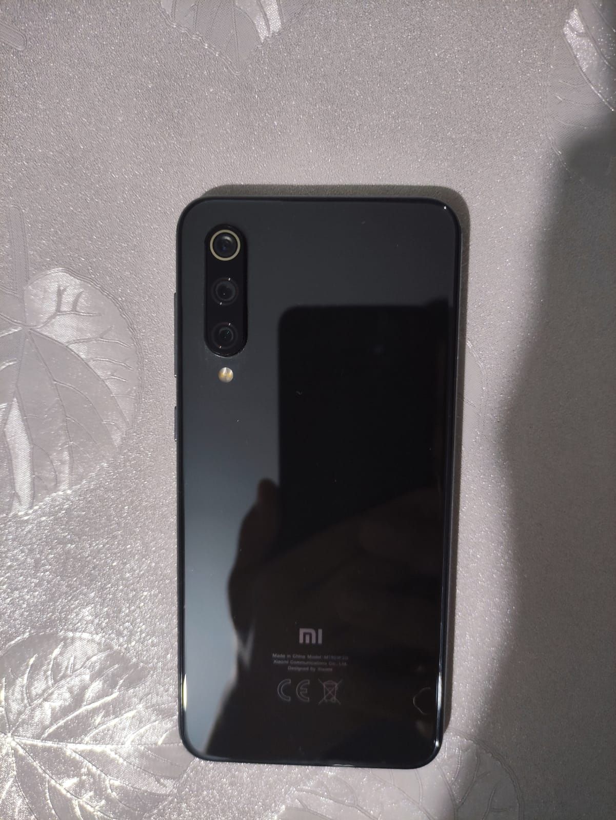 Продам телефон xiaomi mi 9 se.