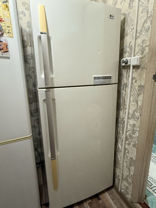 Холодильник LG в хорошем состояний