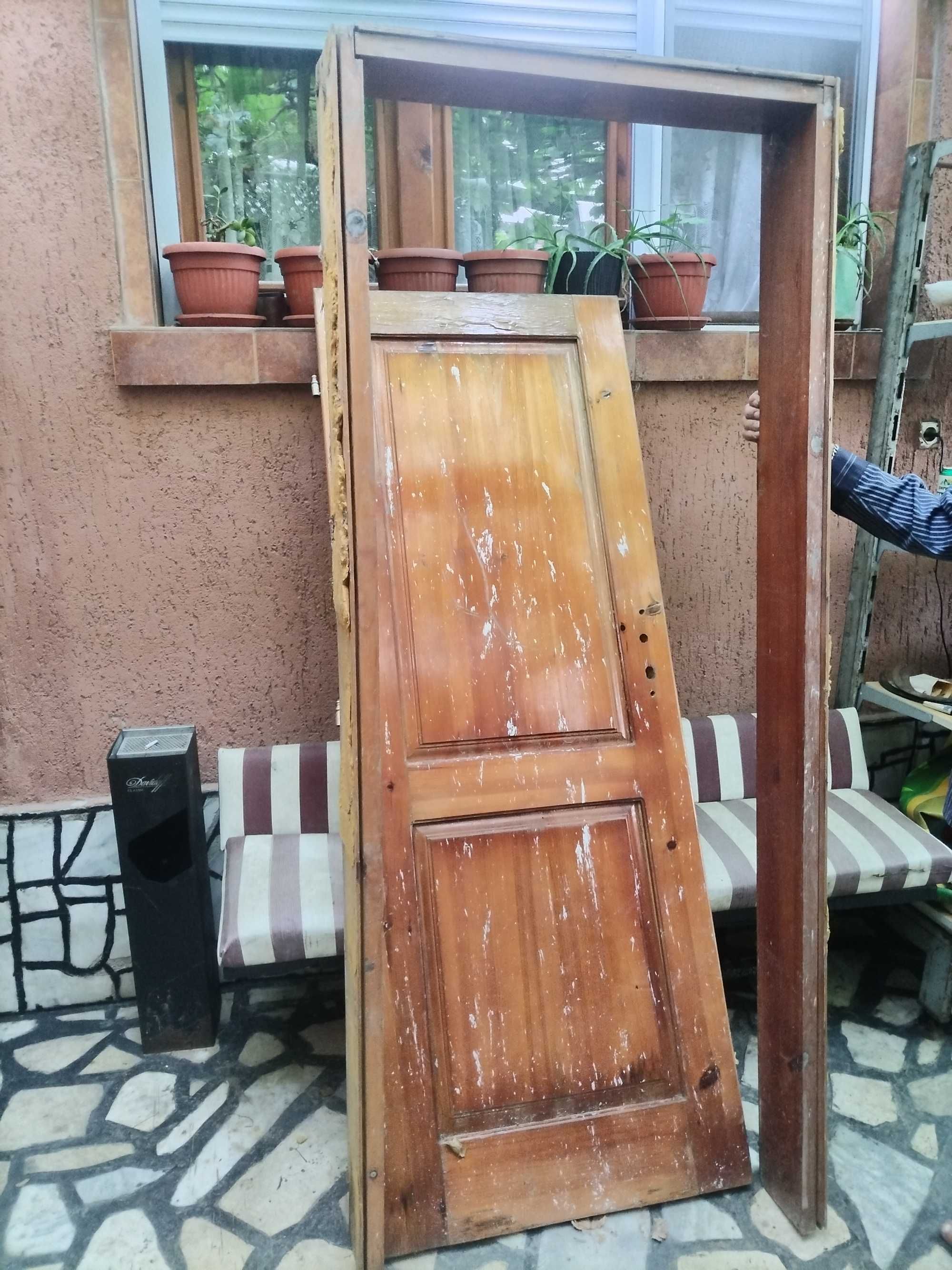 Дървена врата с каса