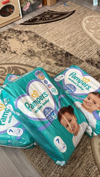 Vând Pampers Active baby