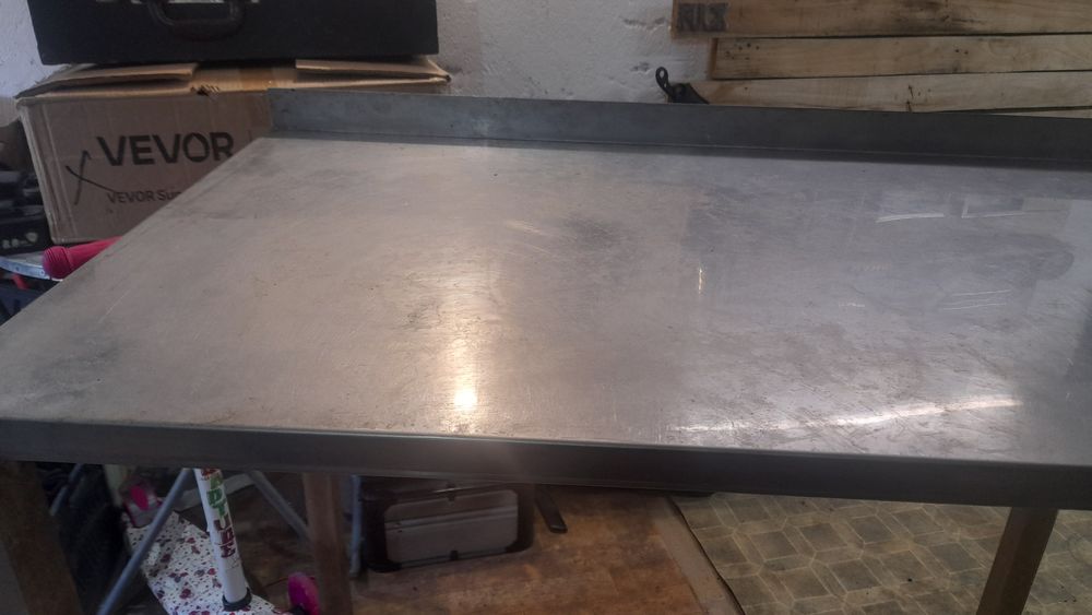 Продавам маса от неръждавейка.