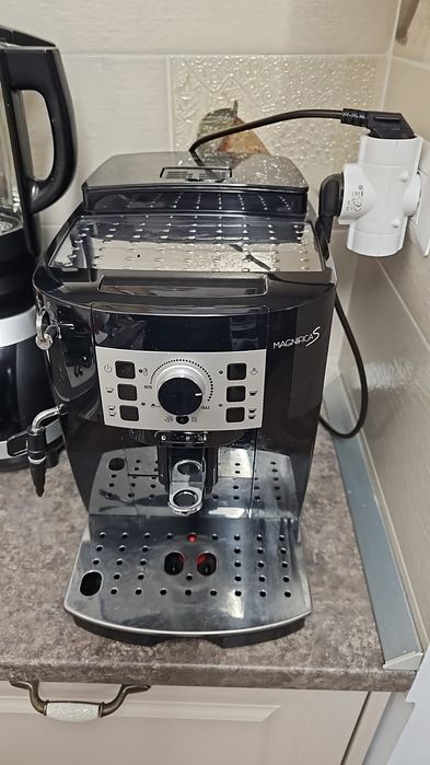 Vând aparat cafea DELONGHI MAGNIFICA S funcționează perfect.